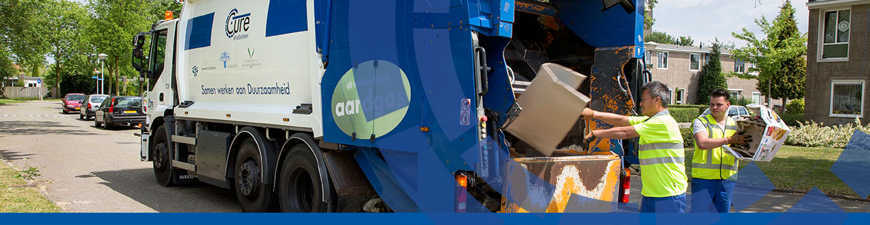 Vuilniswagen haalt papier en karton op