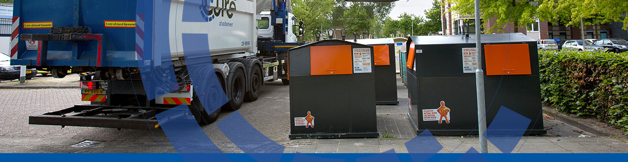 Vuilniswagen bij ondergrondse afvalcontainers