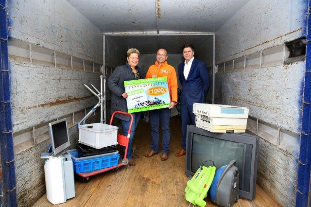 Mensen met een cheque voor KiKa