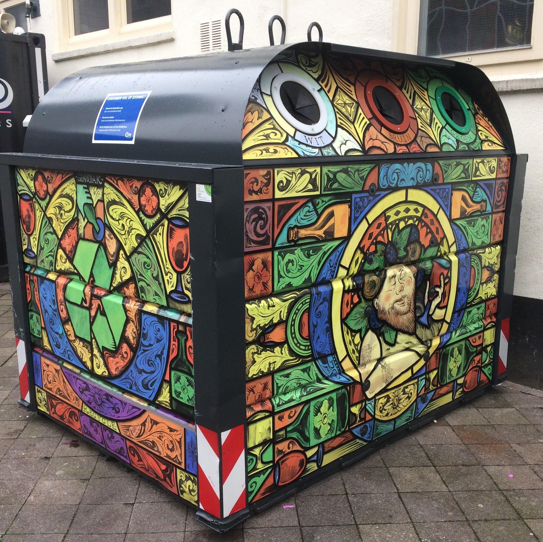 Glasbak met kunst