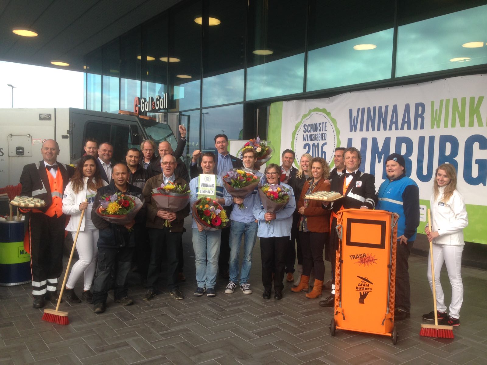 Medewerkers van Albert Heijn XL Limburglaan. Uitgeroepen tot schoonste winkelgebied van 2016