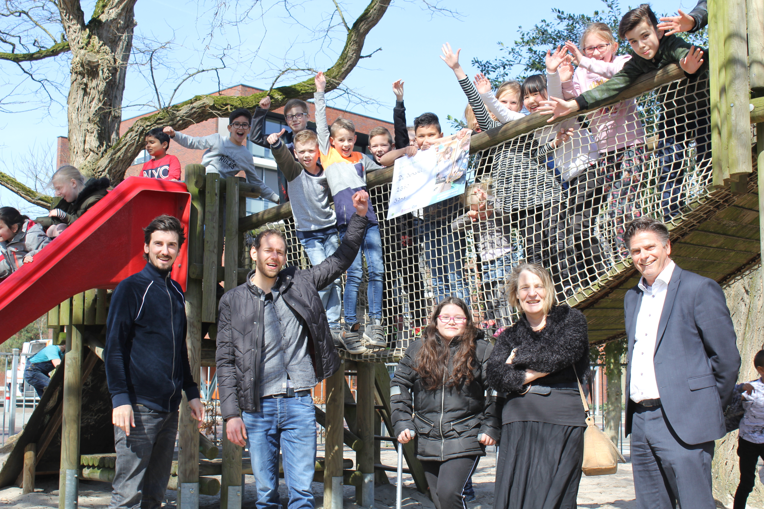 Wethouder Schreurs en directeur van Strijp op de foto met de winnende school