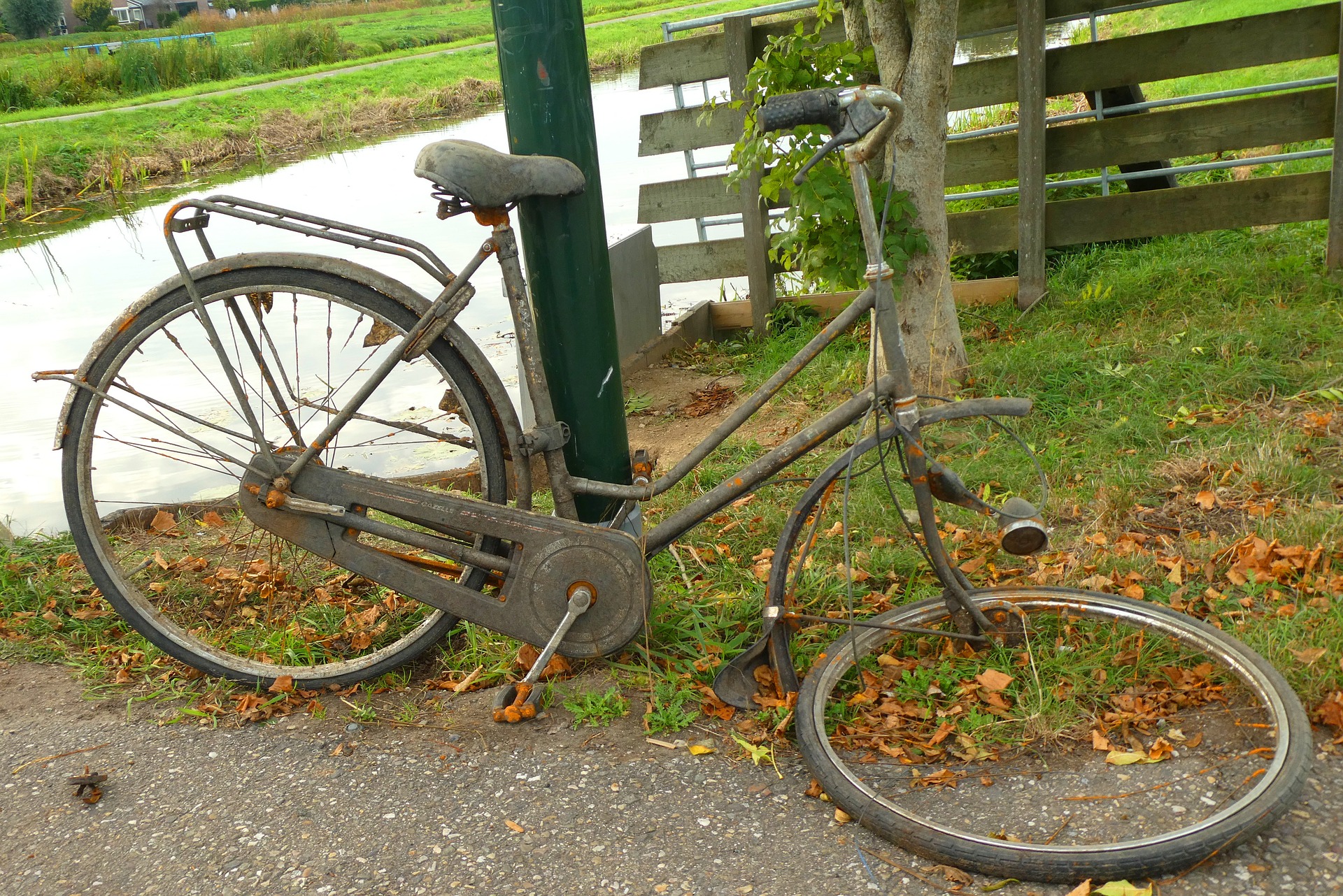 Старая пвз. Старый велосипед. Старенький велосипед. Старый большой велосипед. Старинный велик.